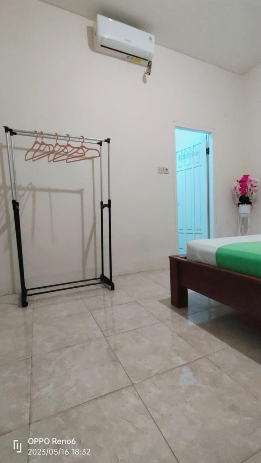 Pineapple Guest House Gili Air Exterior photo