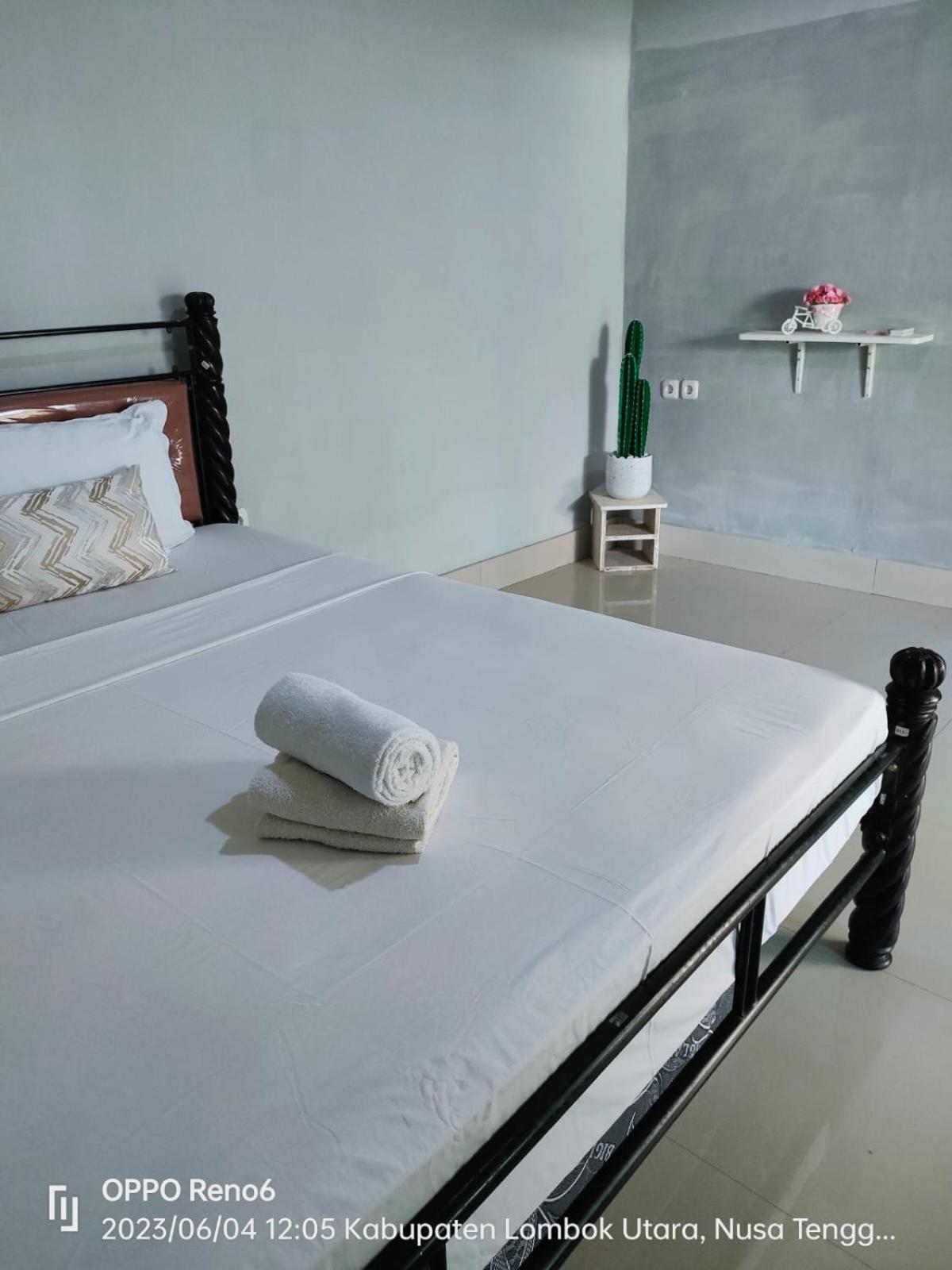Pineapple Guest House Gili Air Exterior photo